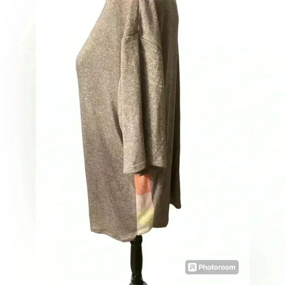 DKNY Rayon blend short sleeve colors on the sides are blue pink yellow & white - Picture 2 of 6